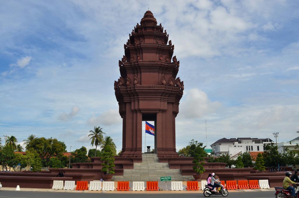 Lux Riverside Hotel & Apartment Phnom Penh Exterior foto