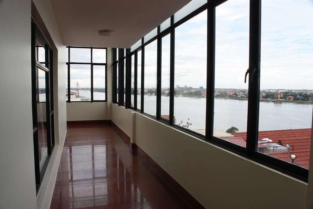 Lux Riverside Hotel & Apartment Phnom Penh Exterior foto