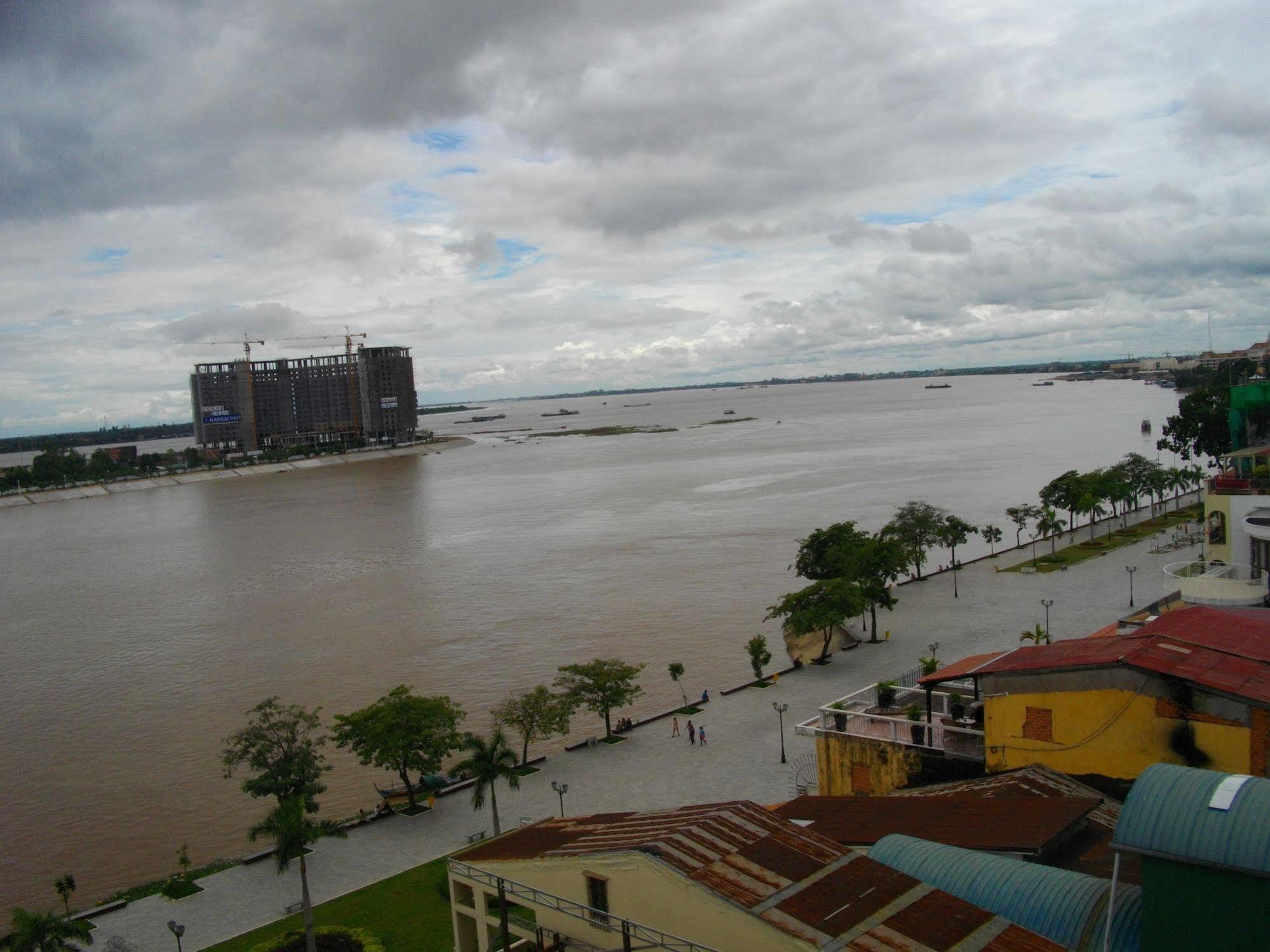 Lux Riverside Hotel & Apartment Phnom Penh Exterior foto